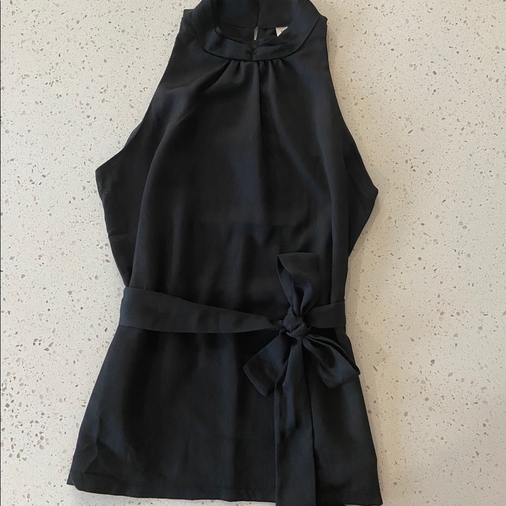 High neck sleeveless top 🥂